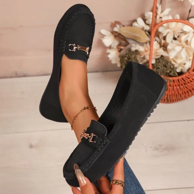 sapatos-casuais-femininos-slip-on-com-bico-redondo-e-superior-perfurado-com-fivela-metalica-e-sola-flexivel-para-looks-diarios