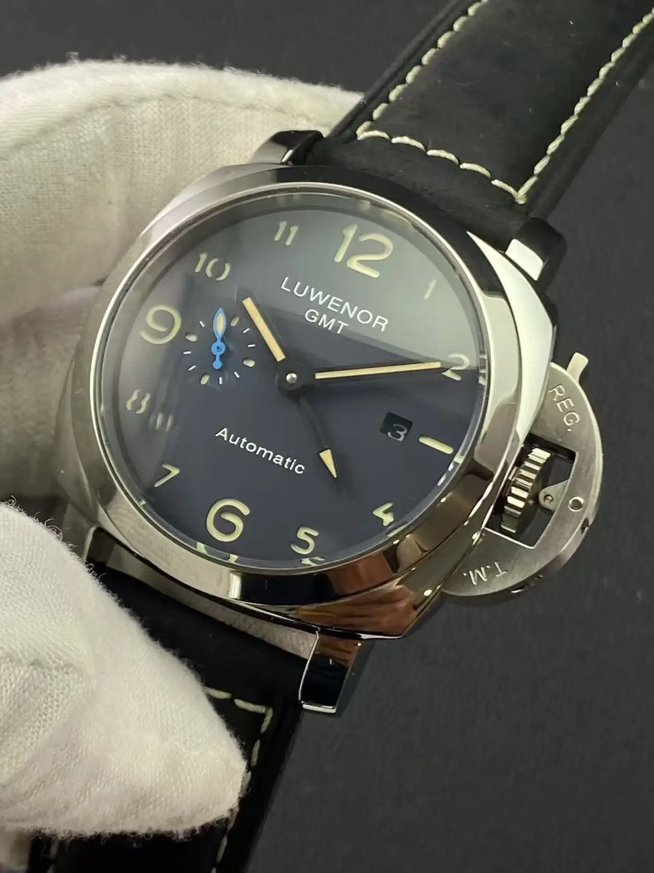 44 ملم ساعة رياضية وترفيهية أوتوماتيكية ميكانيكية مقاومة للماء للرجال ضوء ليلي بتوقيت جرينتش منطقة زمنية مزدوجة حركة النورس رائعة للغاية