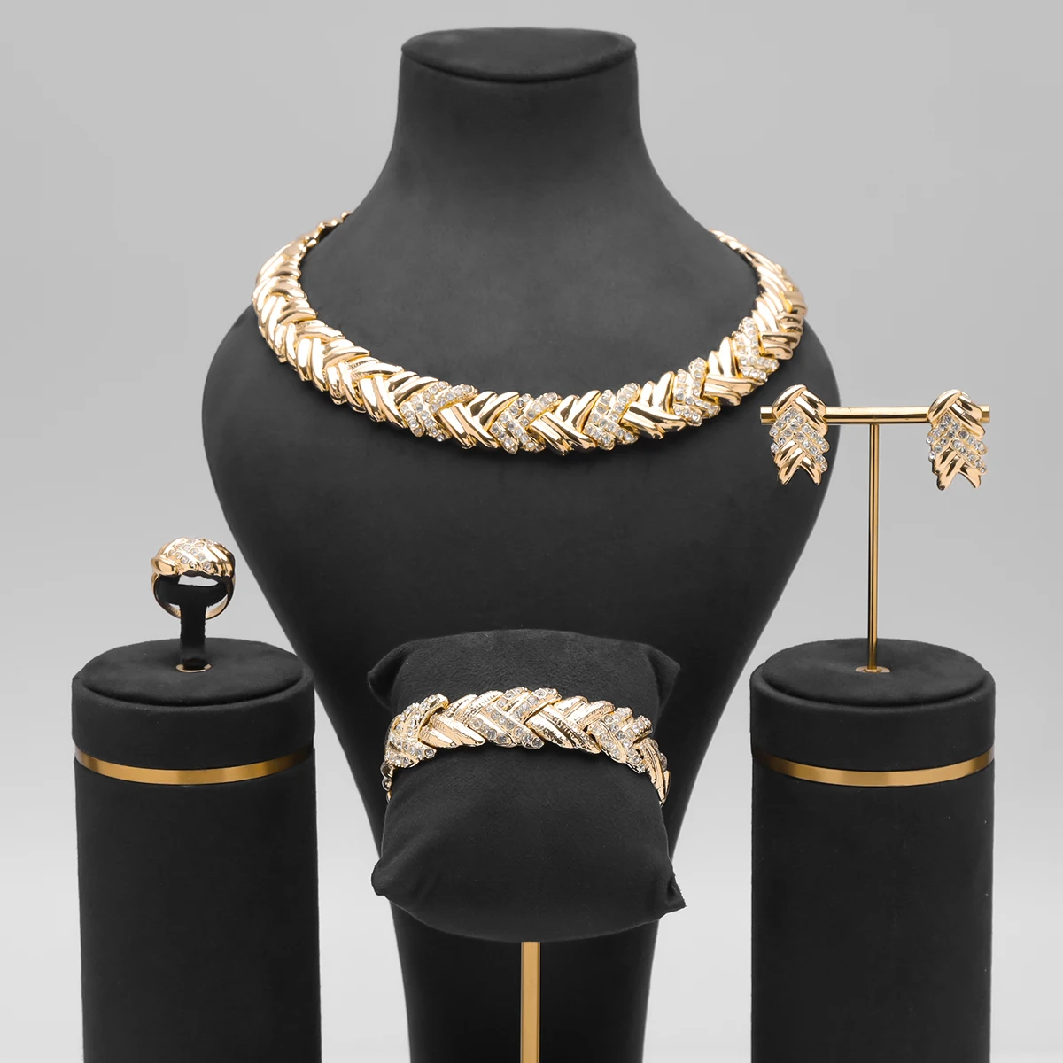 2024 Hot Selling Women's Gold Jewelry Fashion Necklace Bracelet Earrings Ring Accessories Personalized Christmas Gift