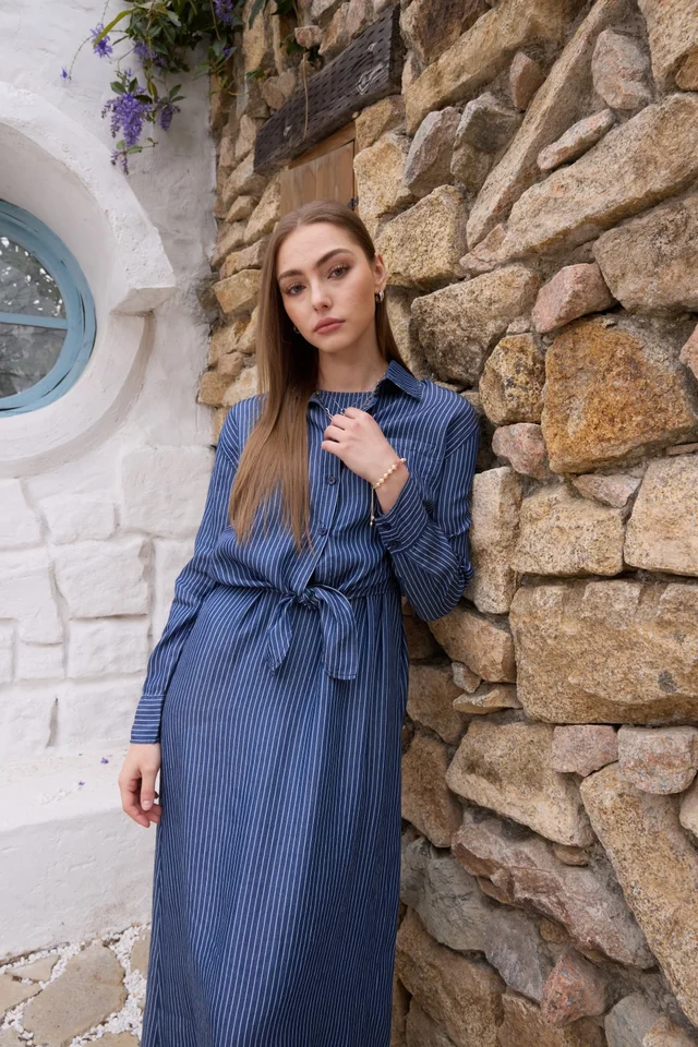 Conjunto de camisa cruzada y vestido a juego de denim ligero Lyocell con rayas de pié de gallo SS26, outfit femenino moderno y lleno de vitalidad 6