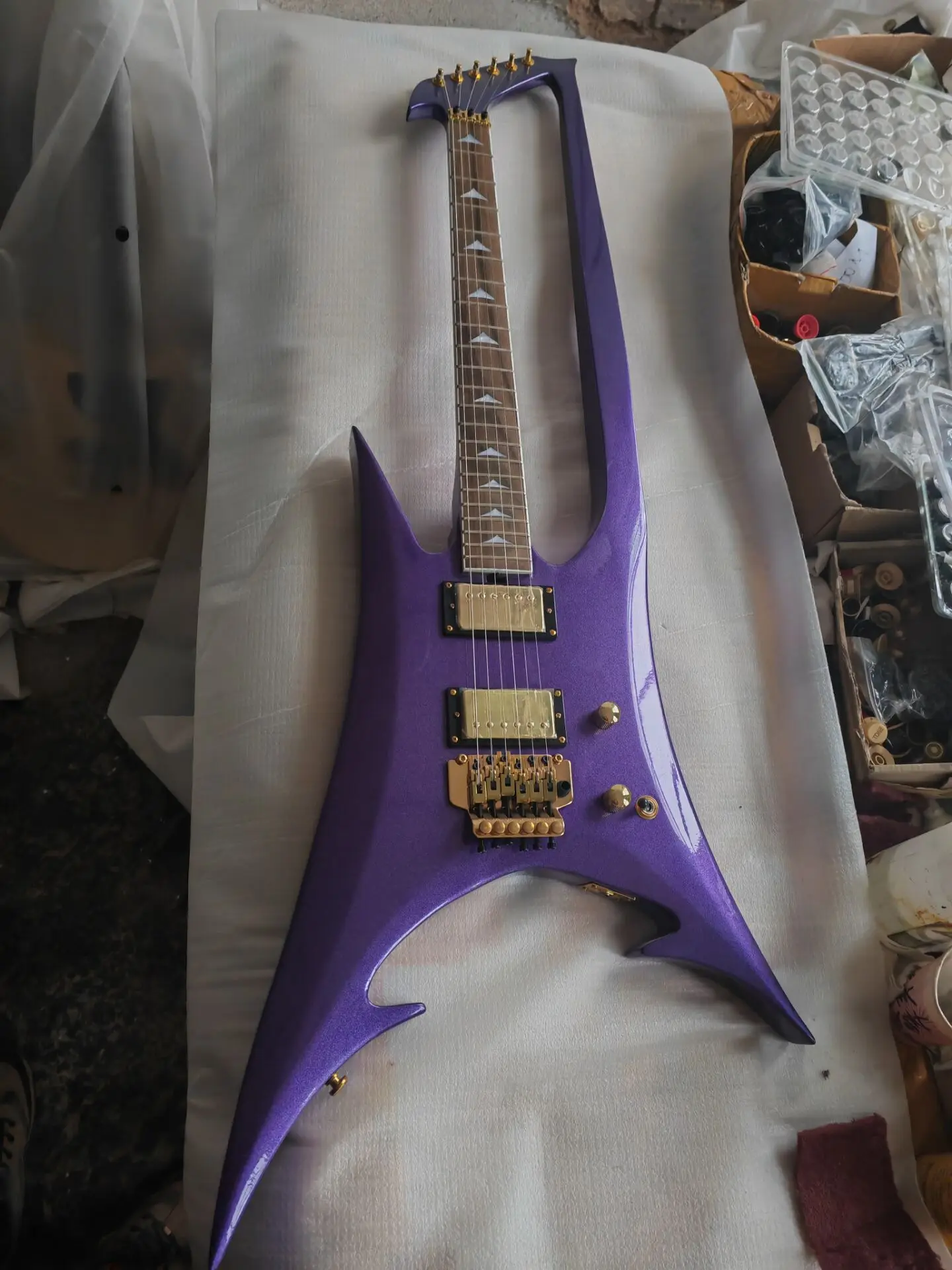 

Upgrade Abstract Enterprize Electric Guitar Neck Thru Body FR Tremolo Bridge Metalic Purple Professional Guitar