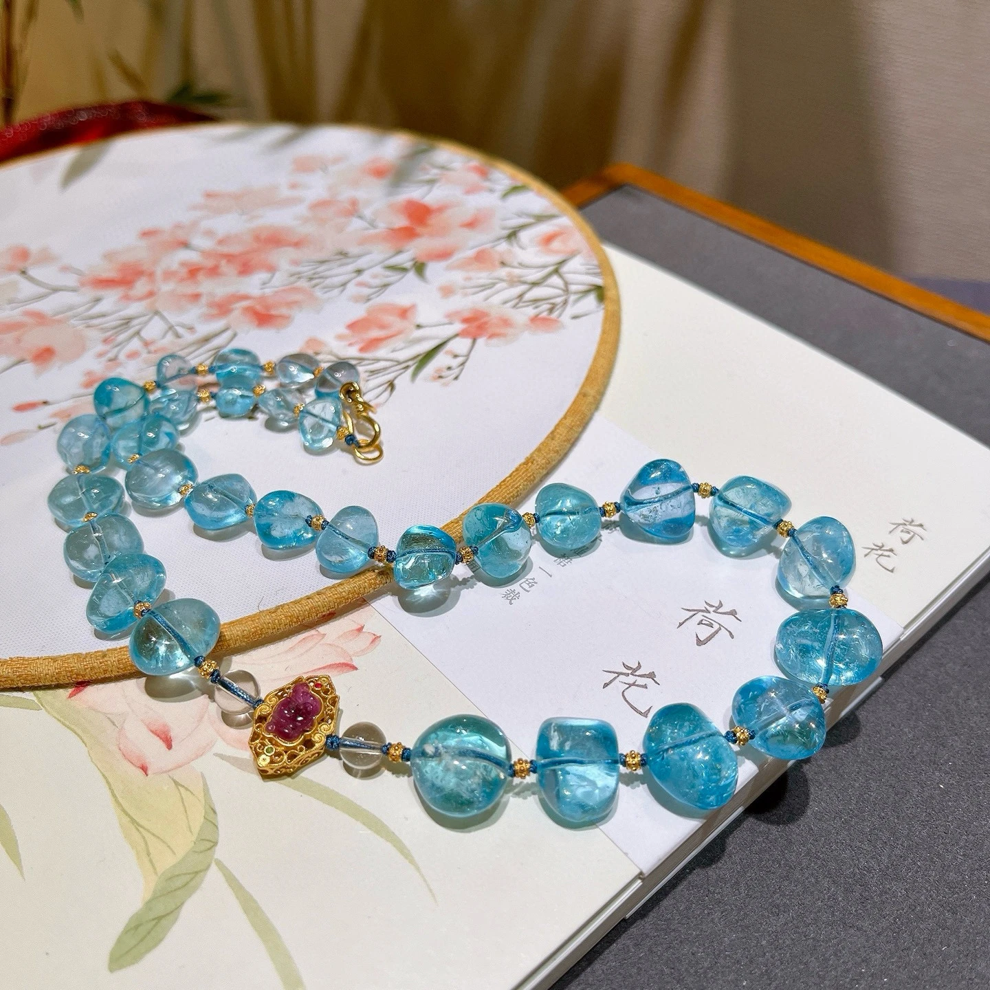 

Ожерелье из натурального швейцарского синего топаза, цепочка для свитера с красными турмалиновыми акцентами, ледяной синий драгоценный камень, ювелирные изделия в китайском стиле для женщин