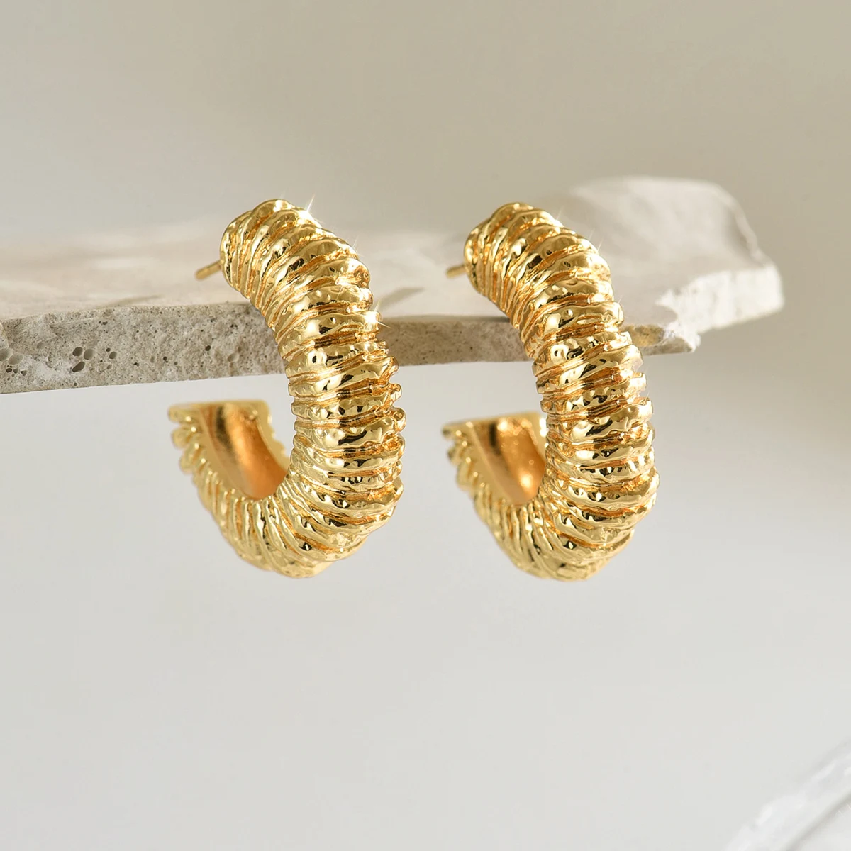Pendientes de aro de acero inoxidable con textura plisada a rayas, chapado en oro de 18 quilates, pendientes en forma de C, joyería para fiesta y boda
