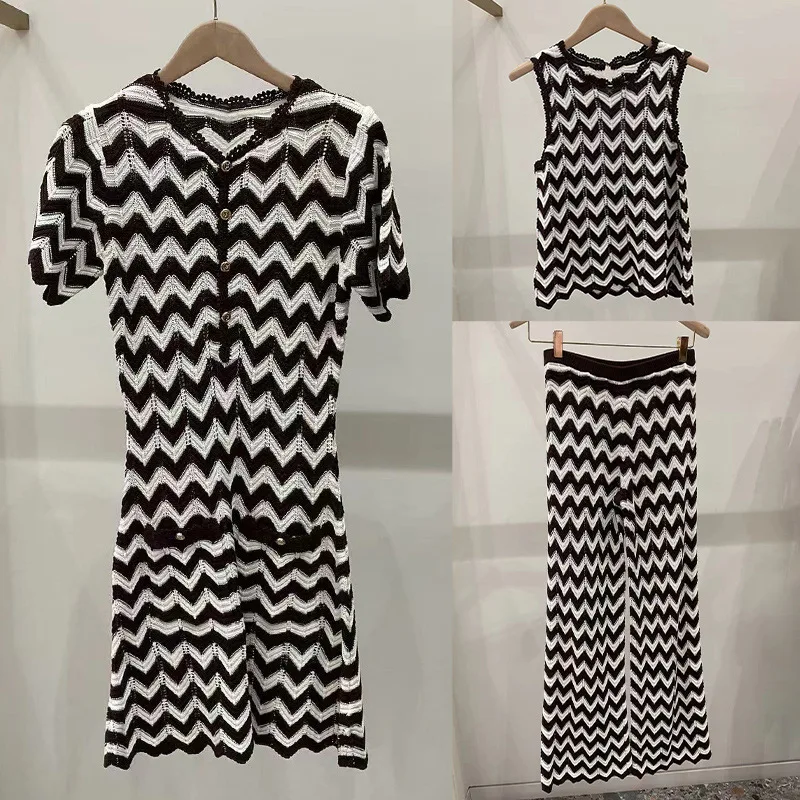

Весенне-летний женский комплект: вязаное платье с коротким рукавом и волнистым вырезом + топ без рукавов + элегантные брюки с высокой талией
