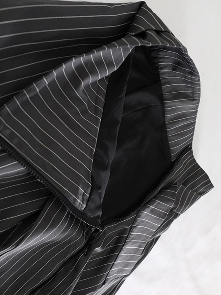 [EAM] High Waist Gray Striped Irregular Pleated Elegant A-line Half-body Skirt Women Fashion Tide New Spring Autumn 2026 1DJ7864