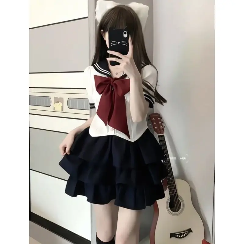 Japoński mundurek szkolny JK, dziewczęca koszula z granatowym kołnierzykiem i dużą kokardą, letnia czarna spódnica typu cake z wysokim stanem, spódnice z efektem bufki.