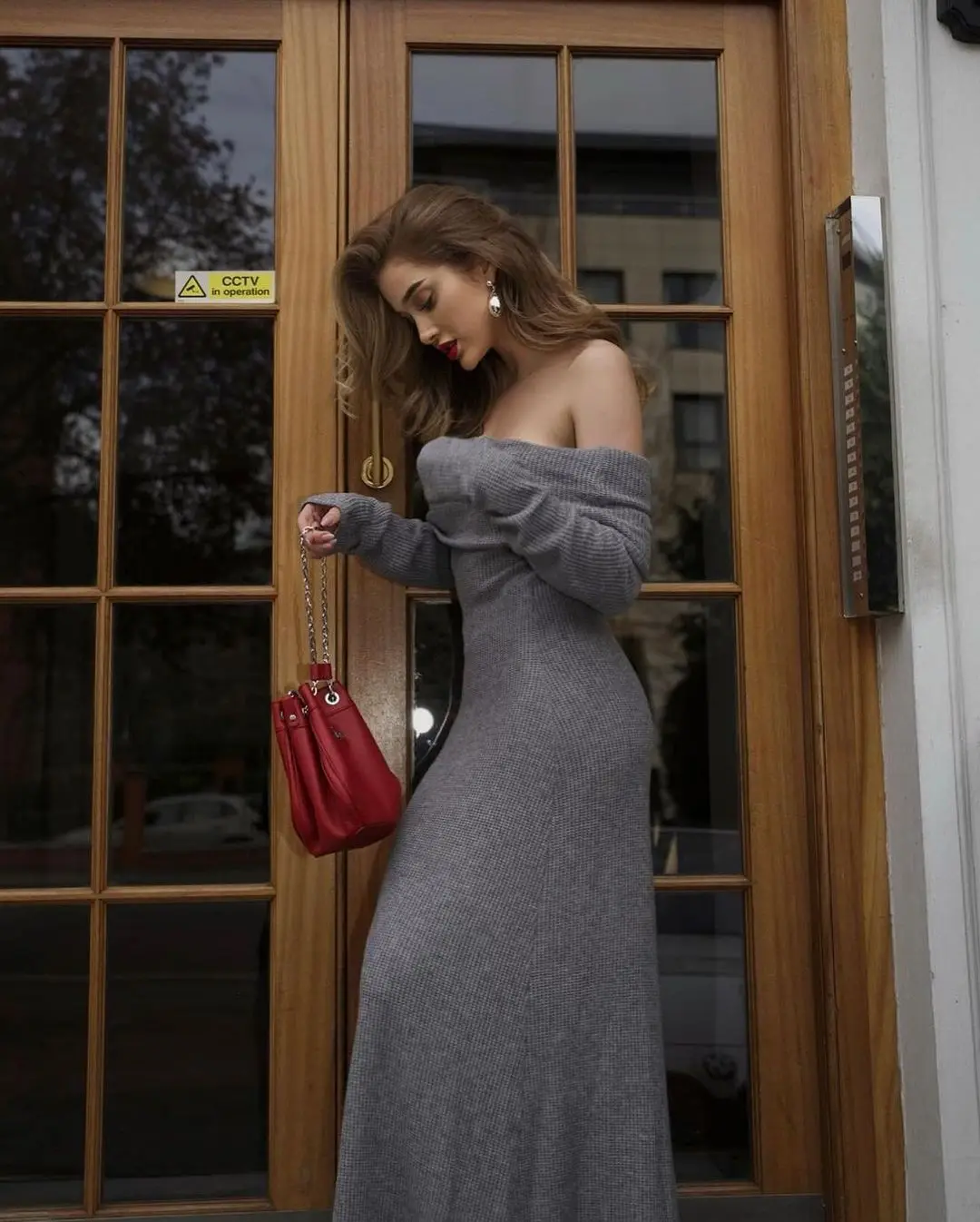 فستان سترة برقبة واحدة من Socialite لعام 2025، طراز طويل مع ملمس راقي، مجموعة حقيبة الخصر والأرداف، تنورة طويلة للنساء