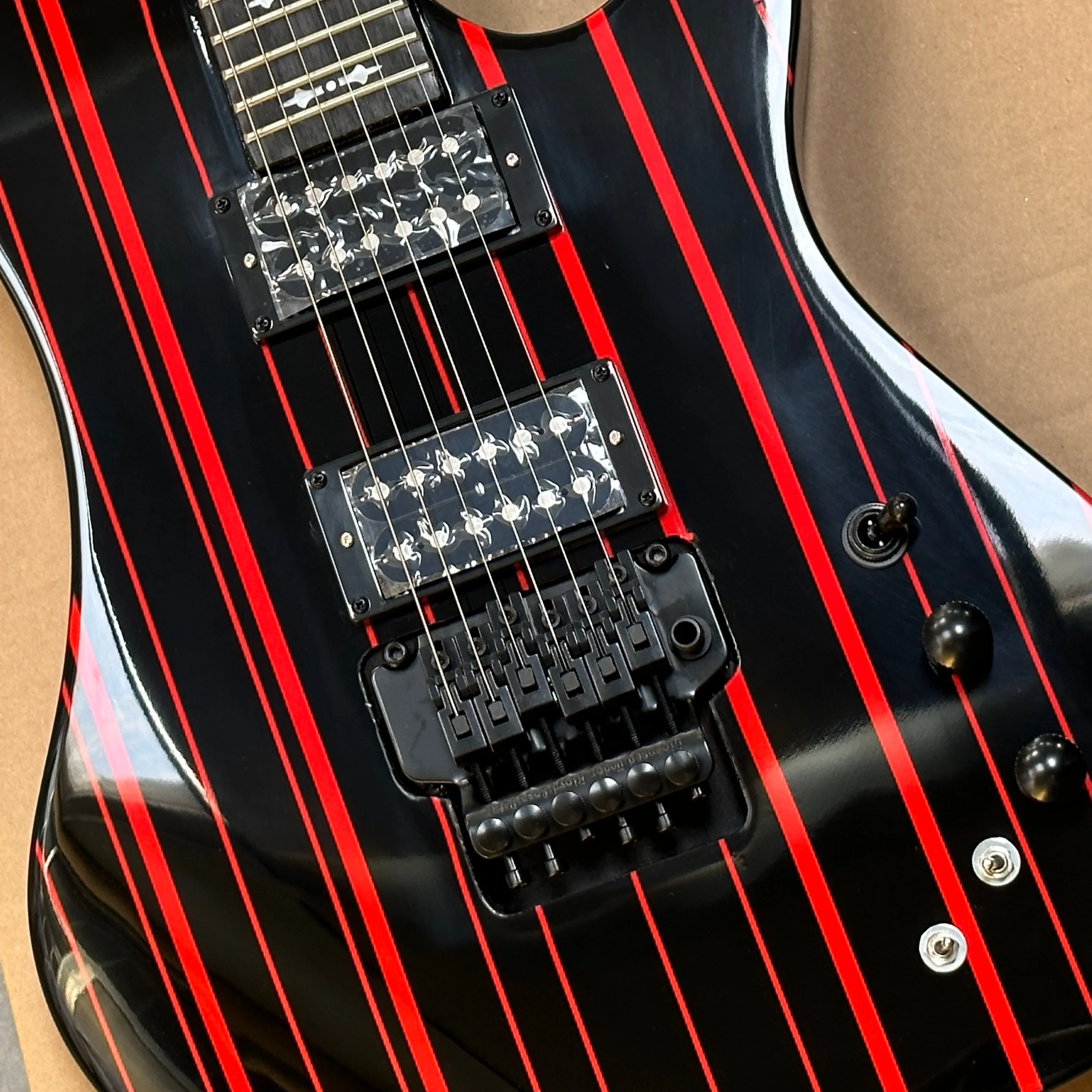 6-string black electric guitar,red stripe finish,rosewood fretboard,tremolo system guitars,ideal for stage performances guitarra