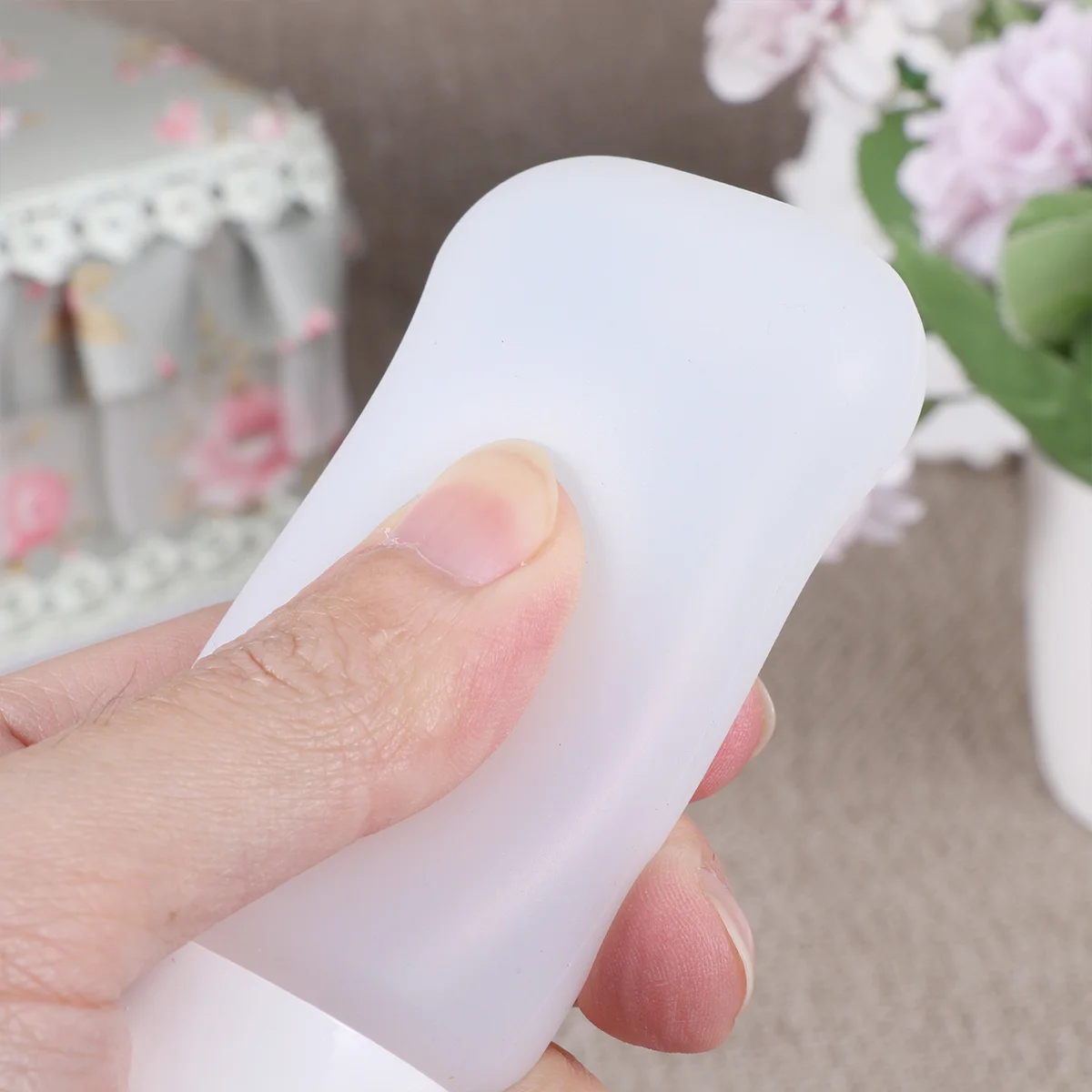 

4Pcs Makeup Bottles Silicone Dispensers 60ml Leakproof Travel Refillable for Liquid Storage Dispensers