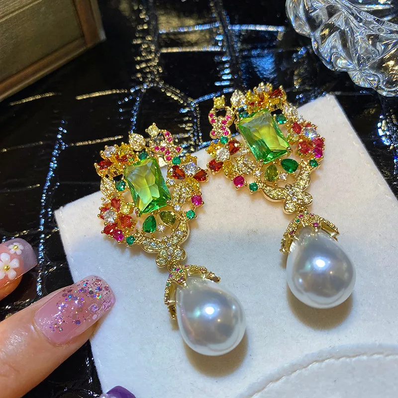 絶妙な花のデザイン、上品な雰囲気、豪華なパールを使ったファッショナブルなイヤリング