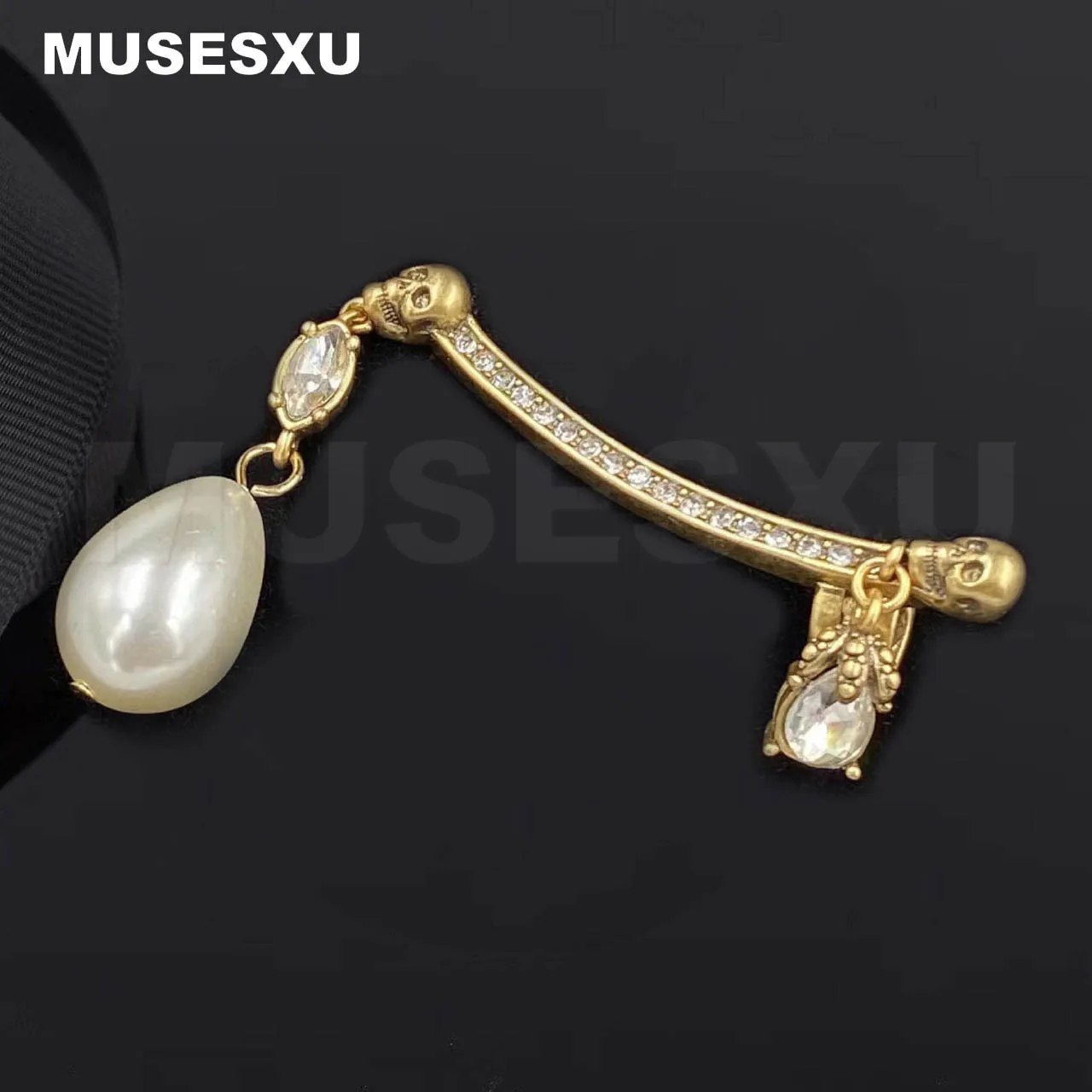 

2022 Luxury Fashion Brand Golden Kull Ear Clip Pearl & Zircon Pendant Unilateral Earrings For Women's Party Gifts