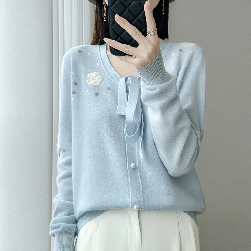 

2025 Autumn/Winter new drawstring women's cardigan, 100% mercerized wool, 240g, round neck, pearl buttons, flower embroidery