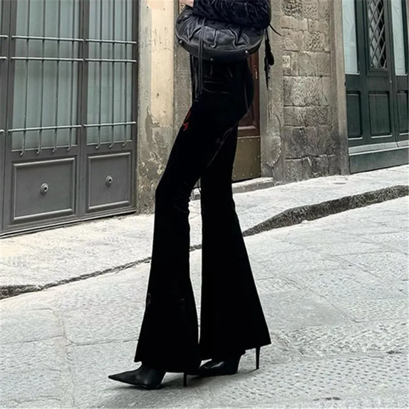 Pantaloni svasati a vita alta in velluto scuro gotico Pantaloni lunghi morbidi con ricamo incrociato moda Harajuku Pantaloni slim gotici autunnali da donna