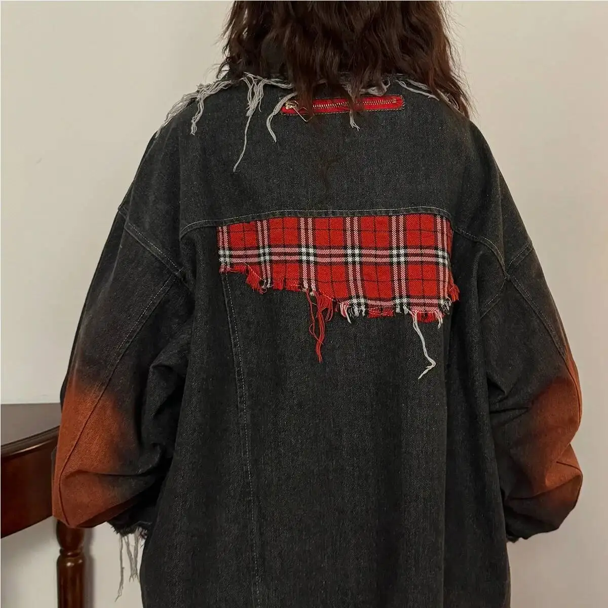 Amerykańska kurtka jeansowa w kratę w stylu vintage, damska, wiosenna, nowa, z efektem spryskiwania farby, postarzana, z frędzlami, o wyrafinowanym wyglądzie, o regularnym kroju.