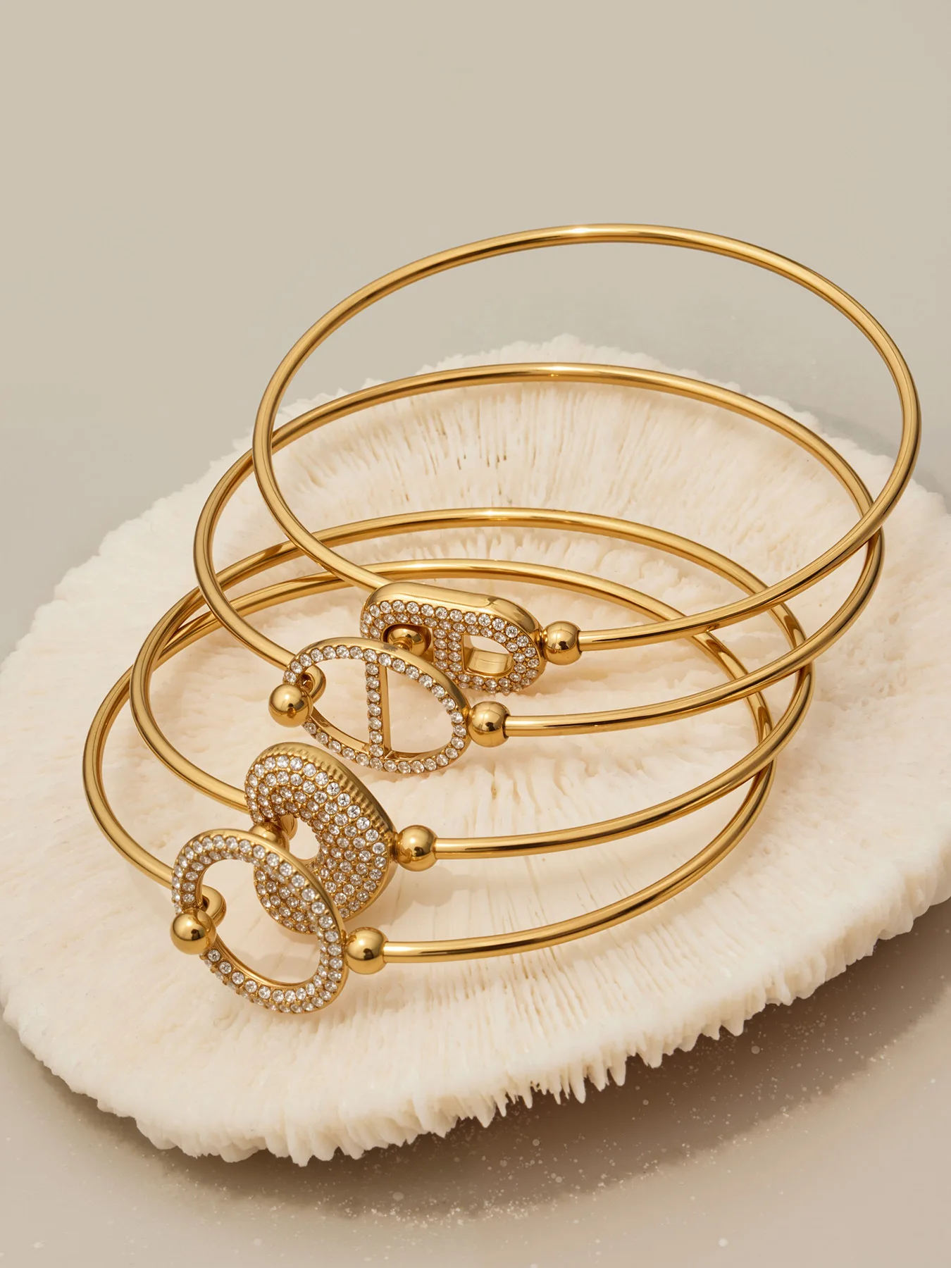 316L Edelstahl 18K vergoldeter Zirkonia-Armreif mit rundem Ring und Herz-Design für Damen, Vintage-Luxus-Schmuck für den Alltag. – Detail 15