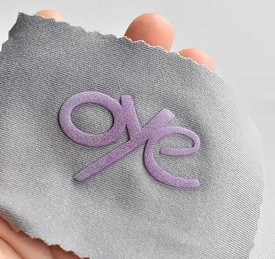 Maßgefertigte Marken-Etiketten aus Schaumstoff, Klare Geprägte Kleidungsaufkleber, Silikon-Logo-Wärmeübertragungsetiketten für Kleidung – Detail 4