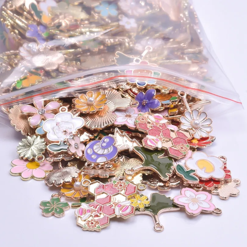 10/30Pcs Mix Styles Sakura Flower Daisy Ginkgo Leaf Christmas Tree Charms Jewelry Wholesale Maple Leaves Mushroom Pendant Bulk