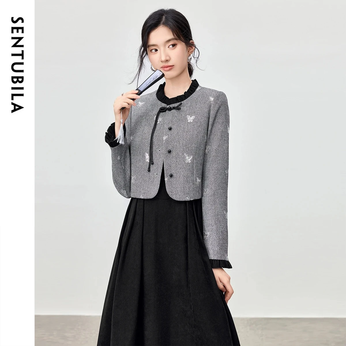 SENTUBILA レディース ツーピースセット 2025 秋 中国風 タッセルボタンコート＆フリルエッジスタンドカラーAラインワンピース Q53ZB3568