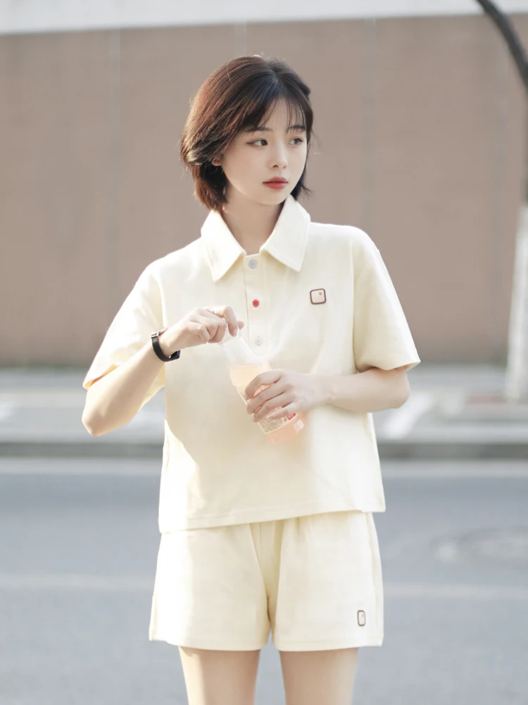 

Желтый хлопковый комплект из футболки и шорт для женщин: повседневный летний комплект из двух предметов, 100% хлопок, свободный крой в студенческом стиле