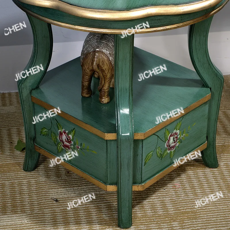 شقة صغيرة غرفة المعيشة أريكة الزاوية قليلة الجوانب، طاولة هاتف بسيطة طاولة القهوة الصغيرة قليلة الجانبين