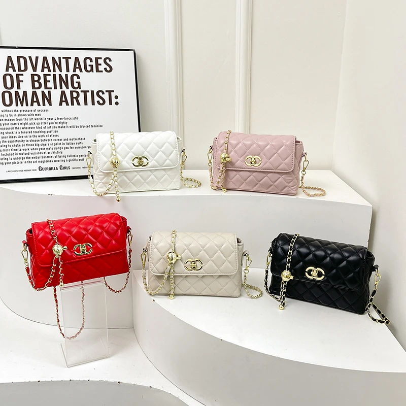 

High-End Vintage Messenger Bag For Women Commuter With Large Capacity Elegant Design And Minimalist Style