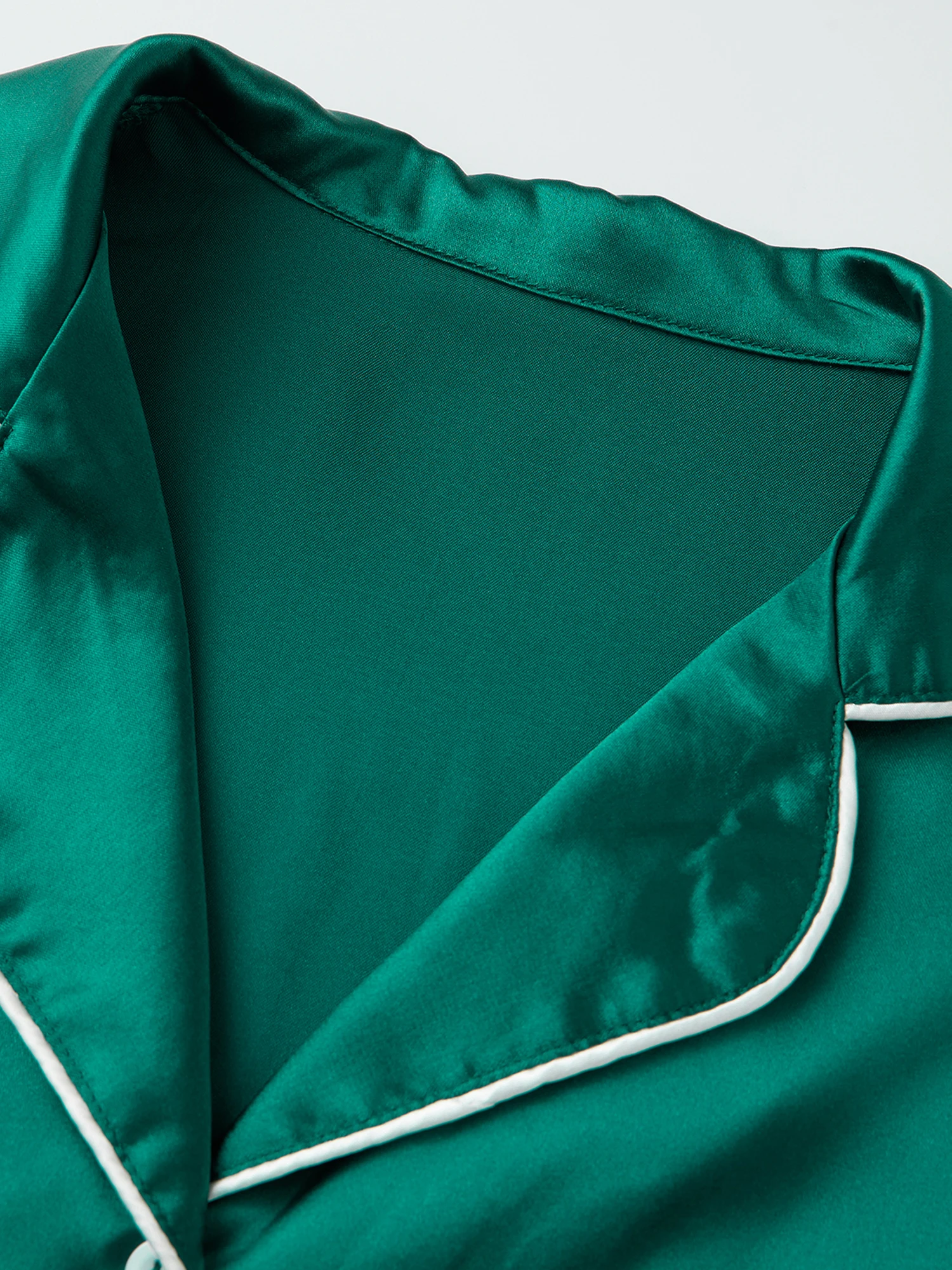 

Elegant Silk Nightwear Set with Stylish Color Block Design Cozy Long Sleeve Top and Matching Pants for Women 2-Piece Pajama