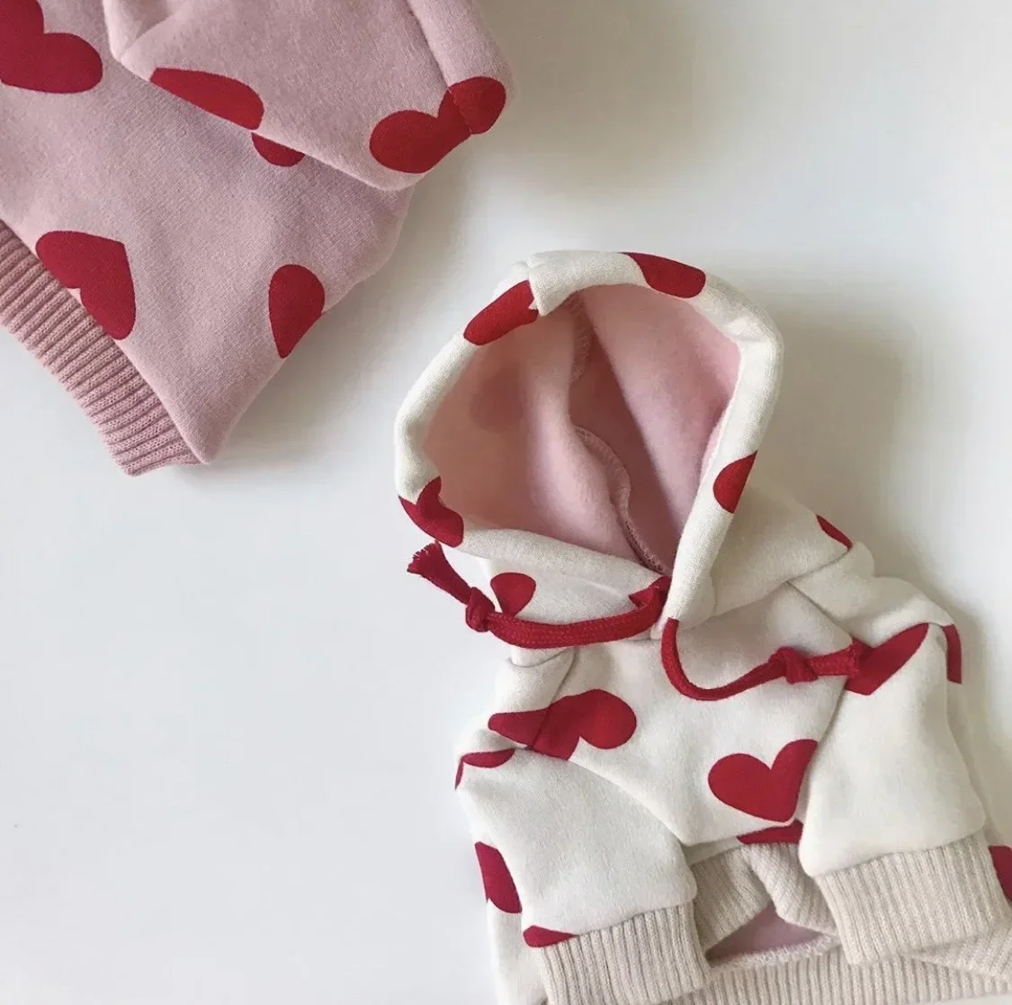 Jesienno-zimowa bluza z kapturem dla zwierząt domowych Ciepły i uroczy nadruk Love Plus Aksamitny sweter z kapturem Teddy Bichon Dog Cat Clothes