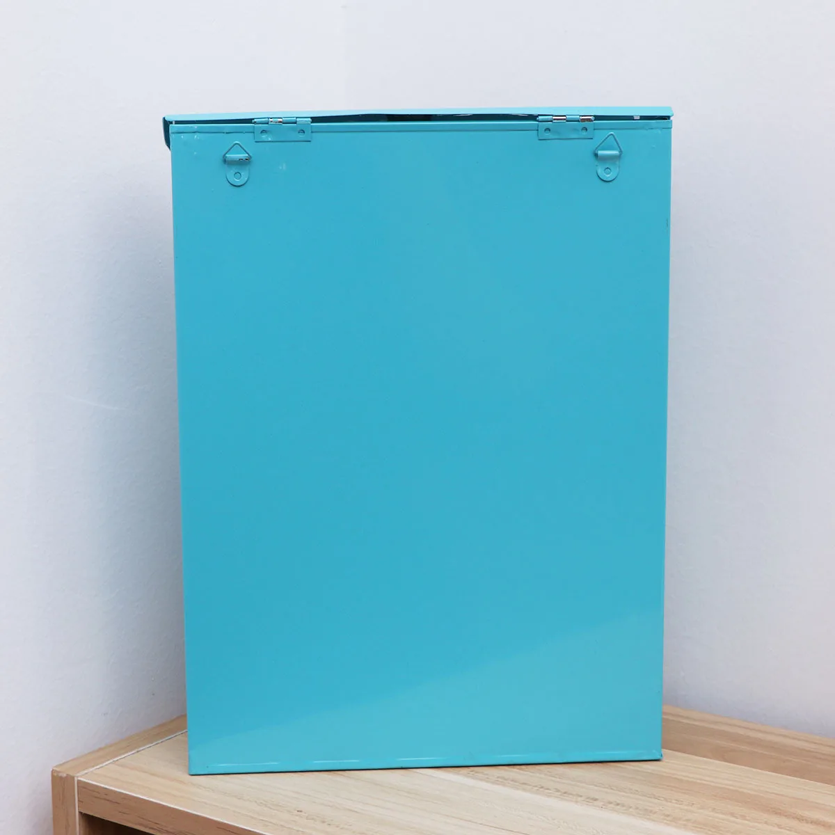 

Vintage Blue Iron Letterbox Post Box Wall Hanging Locking Mailbox Old Style Decorative Letter Printing Design Home Ornament