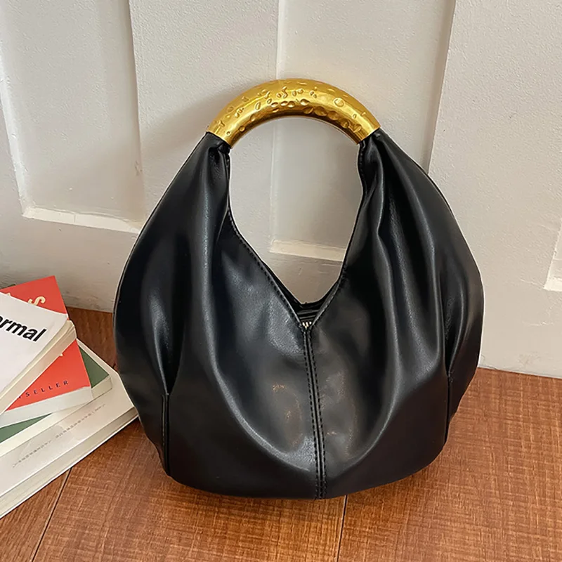 bolsa-de-ombro-casual-em-couro-macio-decorada-com-metal-formato-de-dumpling-mini-bolsa-dobravel-em-material-pu