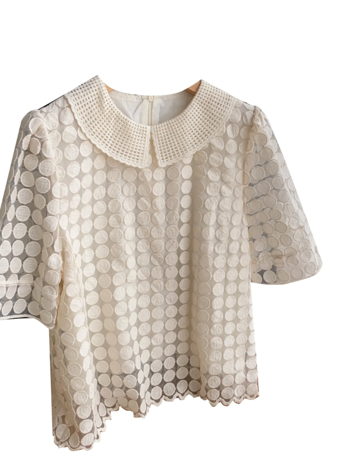 قميص نسائي بأكمام قصيرة وياقة دمية على الطراز الكوري، تصميم دائري متعدد الاستخدامات، أنيق وعصري للصيف، يظهر مظهرًا أصغر سناً