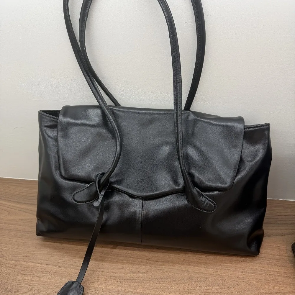 Autumn and Winter New Simple Fashion Niche Design Women's Bag Underarm Bag Genuine Leather Women's Black Texture Unique Fashion