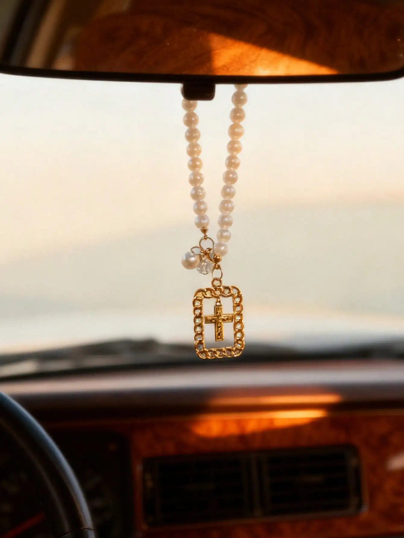 

Подвеска на зеркало заднего вида автомобиля с жемчужными бусинами и золотистым крестом-украшением