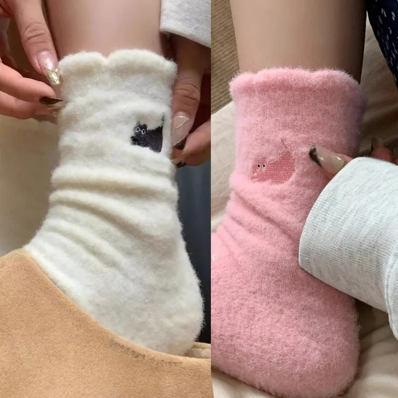 1 // 3 أزواج لطيف القط أفخم الجوارب الشتاء النساء الفتيات سميكة الدافئة الأبيض الأوسط جوارب أنبوبية 2026 موضة لينة النوم جوارب يمكن السير بها على الأرض