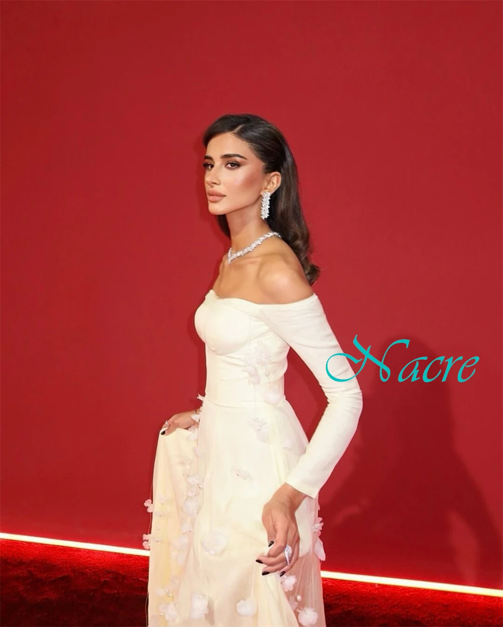 فستان سهرة رائع مخصص من الساتان برقبة قارب وزهور رقيقة للحفلات الراقصة فساتين فاخرة بأكمام طويلة للمناسبات الخاصة