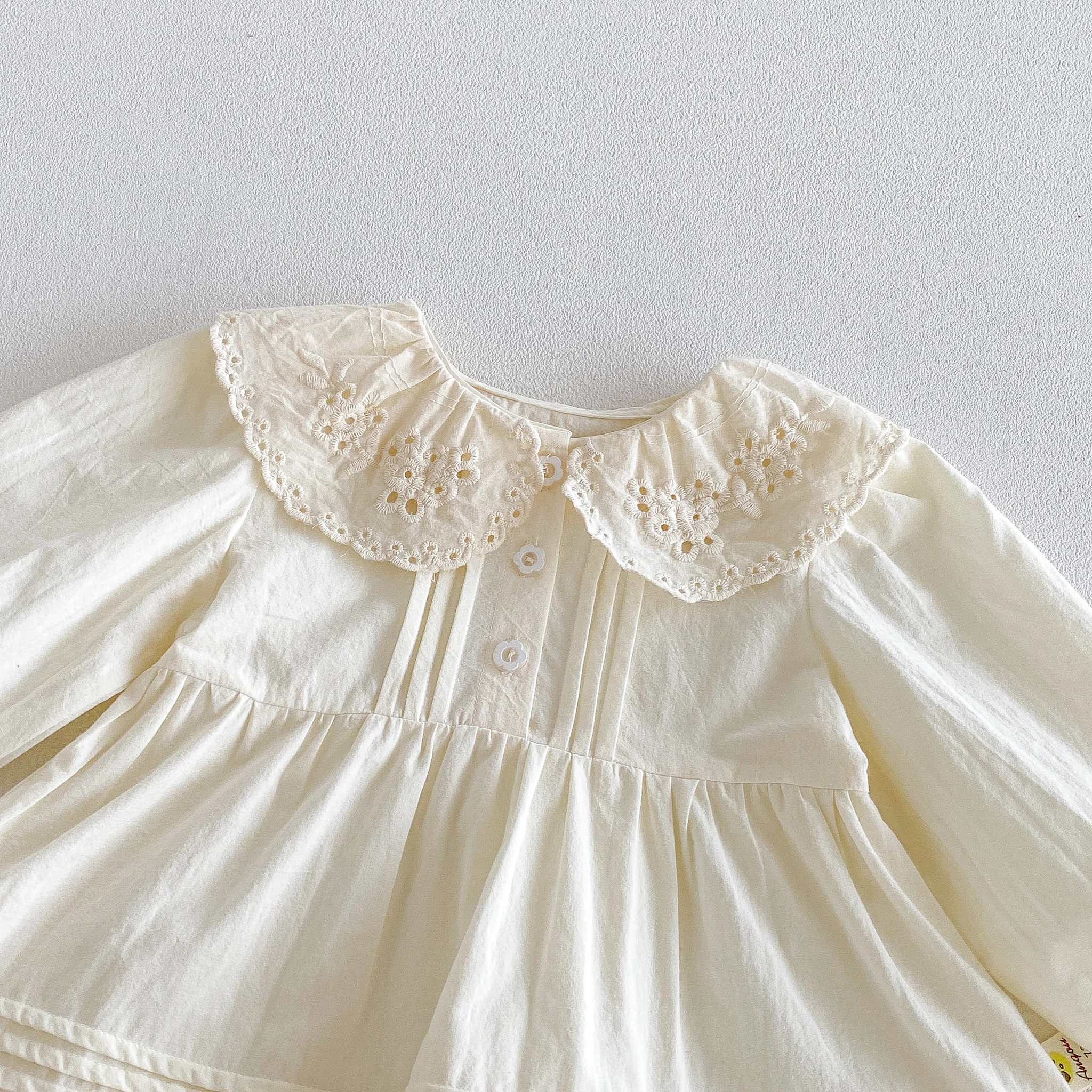 Mädchenkleid im Herbststil mit Schnürung, lässig-schickem Prinzessinnen-Design und plissiertem Kragen - Babykleid für Kleinkinder – Detail 4