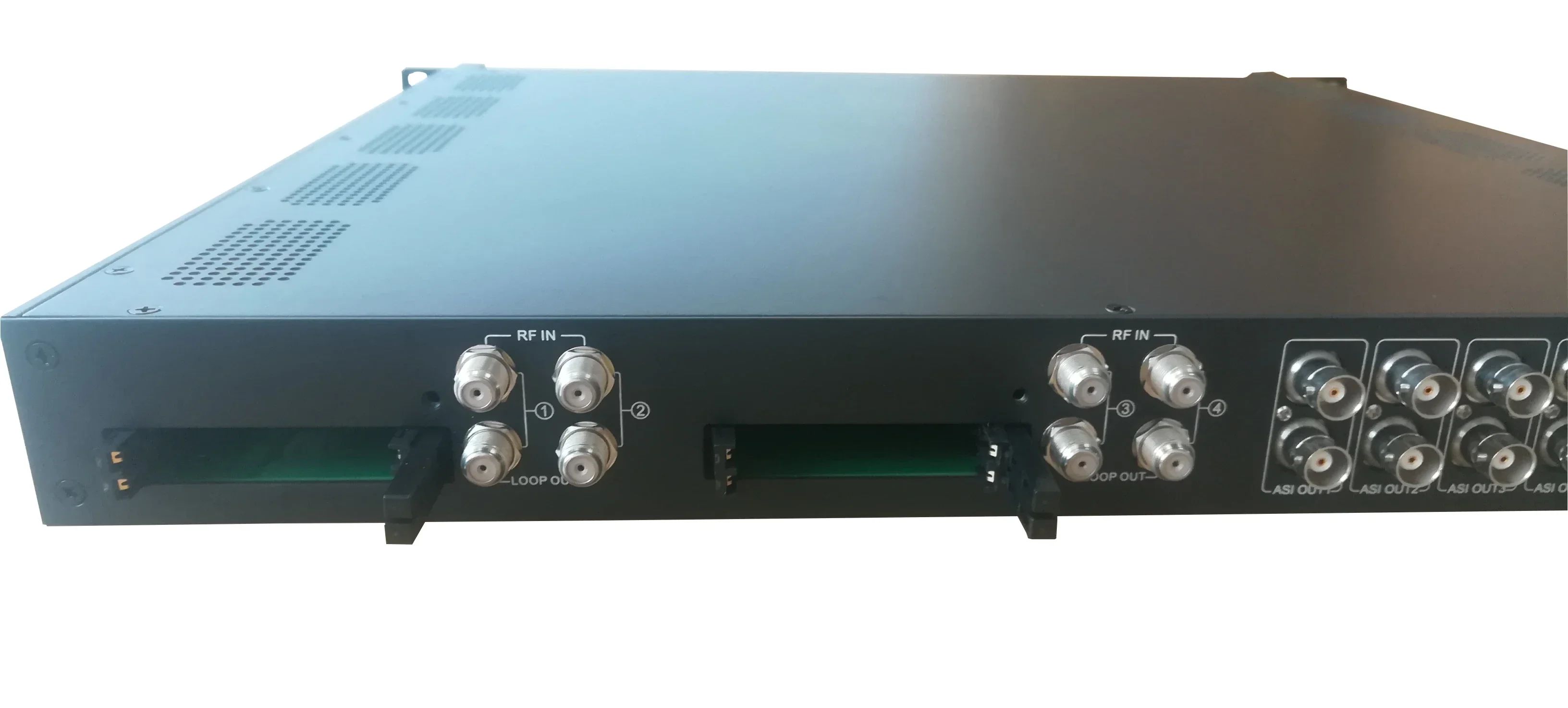 เครื่องถอดรหัสสัญญาณดิจิตอลระดับมืออาชีพ DVB-S2 DVB-T/T สำหรับช่องสัญญาณที่เข้ารหัสพร้อม CAM /Slots รุ่น COL5841B