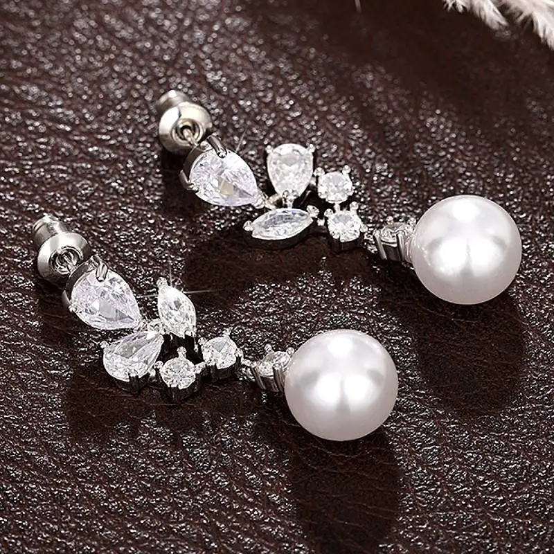 Huitan Ästhetische, elegante, imitierte Perlen-Ohrringe für Damen, Hochzeit, Verlobung, trendiges Zubehör mit glänzendem CZ-Partyschmuck