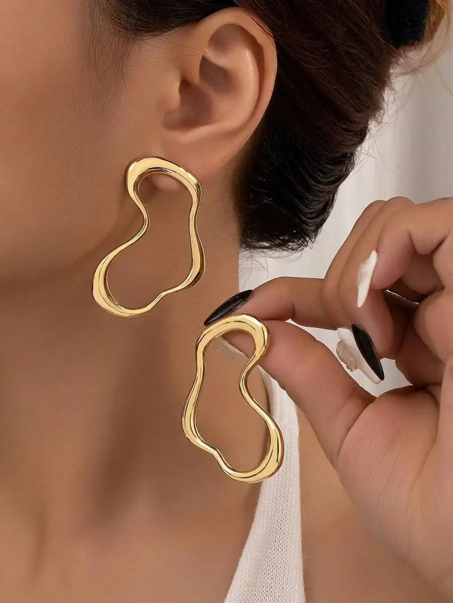 Structured Hollow Out Stud Earrings Suitable For Everyday Wear