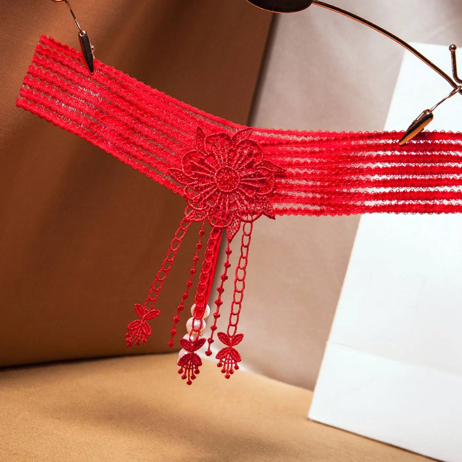 Dámské spodní prádlo Sexy krajkové vyšívané tanga bikiny kalhotky s křížovým průhledným páskem a nízkým pasem s perlovým dnem a otevřeným rozkrokem - náhled 3