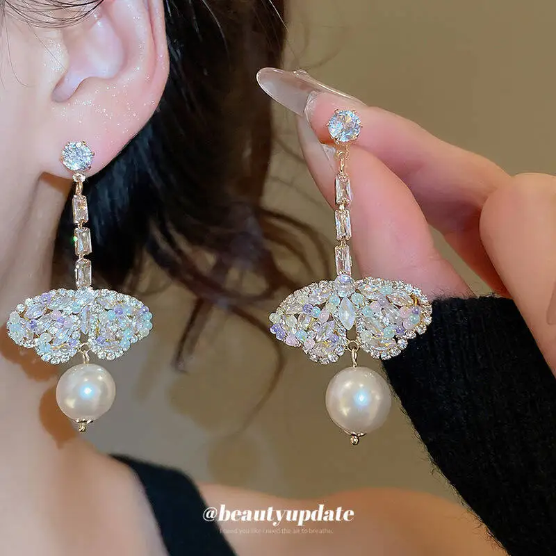 Elegante Ohrringe im Hofstil mit silbernen Nadeldiamanten, Schmetterlings- und runden Perlen, luxuriös und elegant, mit einem gehobenen Flair.