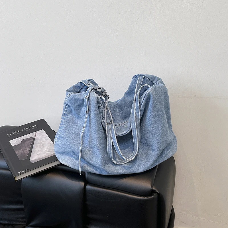 

Простые повседневные модные универсальные однотонные джинсовые сумки на плечо, большие вместительные популярные модные сумки через плечо для женщин, новинка 2023 года