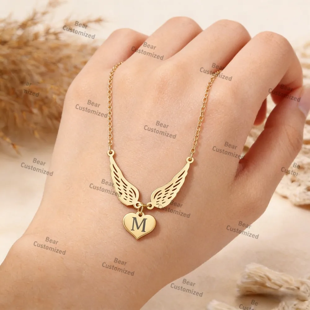 

Персонализированное ожерелье с именем, сердечком и крыльями, гравировка букв, из нержавеющей стали, для женщин, мам, детей, подарок на день рождения