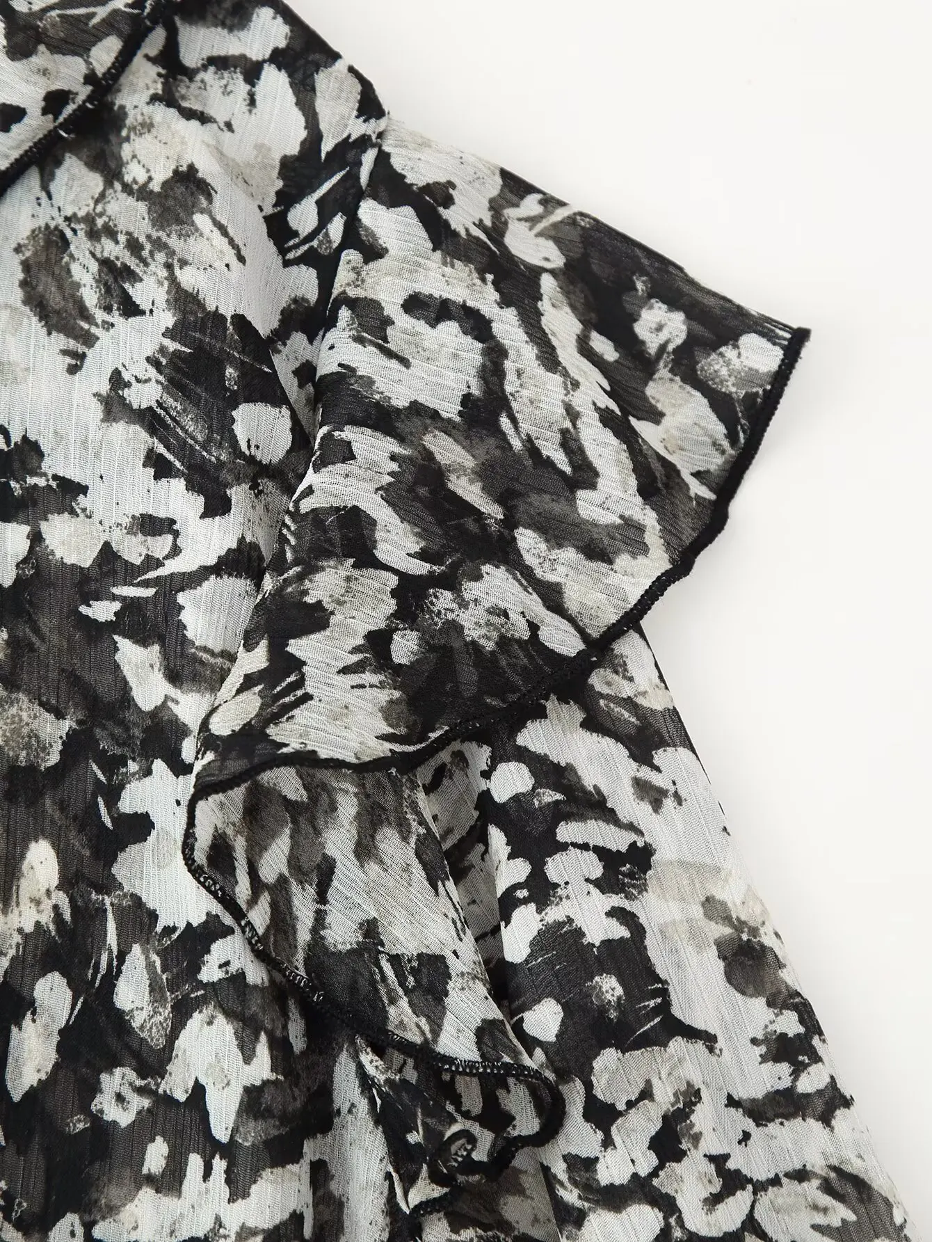 2025 ชุดเดรสพิมพ์ลายแขนยาวคอวีผูกเข็มขัดสไตล์ยุโรปและอเมริกาที่ทันสมัยและสง่างามของผู้หญิง