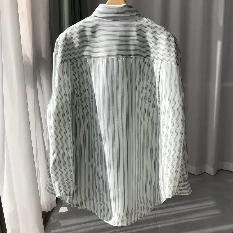 Tops de seda verde claro listra simples solta grande ombro caído camisa de manga comprida