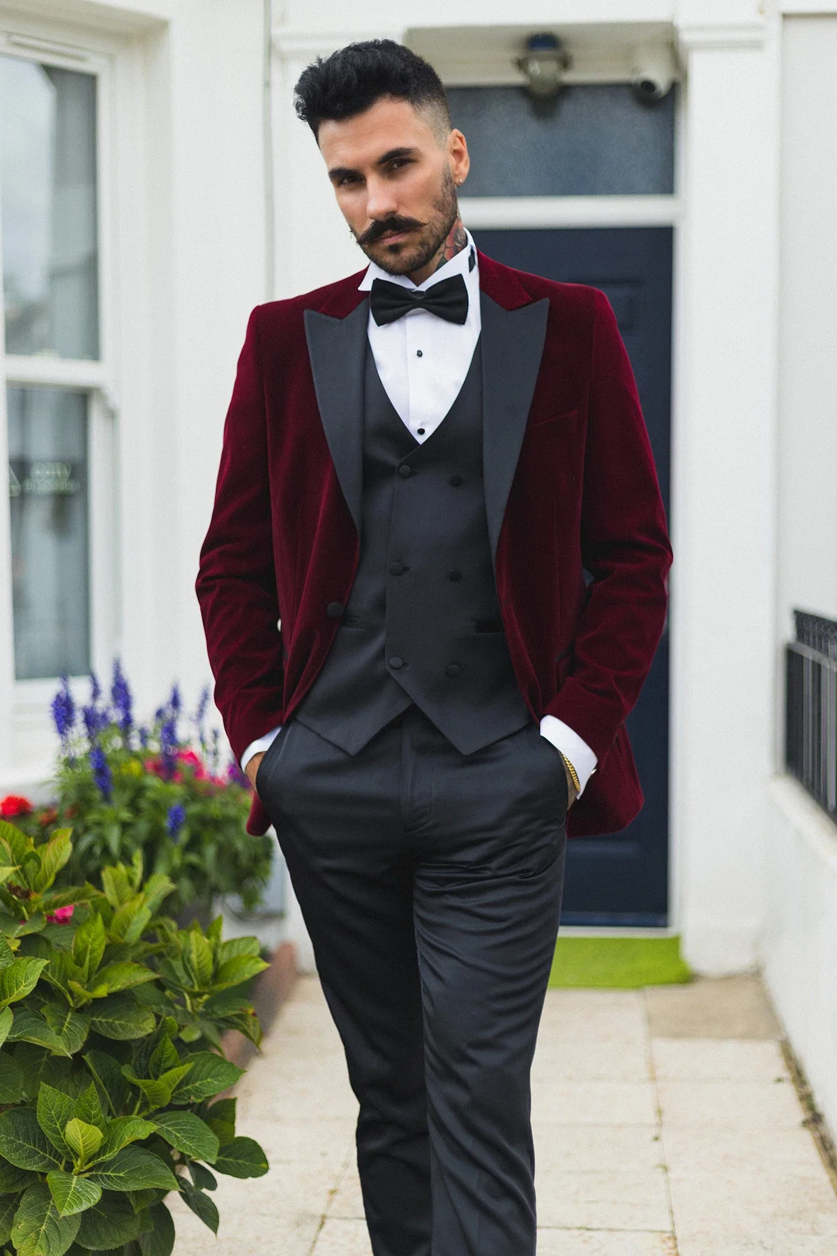 

Burgundy Velvet Men Wedding Tuxedos Peaked Lapel Blazer Slim Fit Groom Wear Custom Made Jacket Vest Pant Terno Masculinos