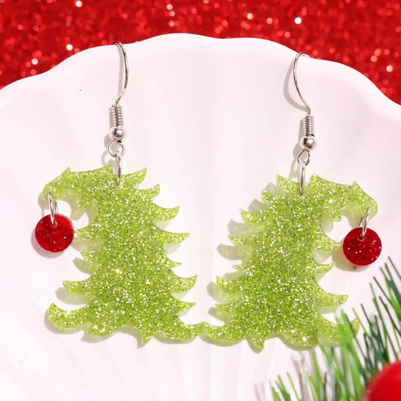 1 Paar grüne Weihnachtsbaum-Ohrstecker mit roten kugelförmigen Acryl-Ohrsteckern, einzigartiger Nischen-Damenschmuck, Weihnachten für den Alltag