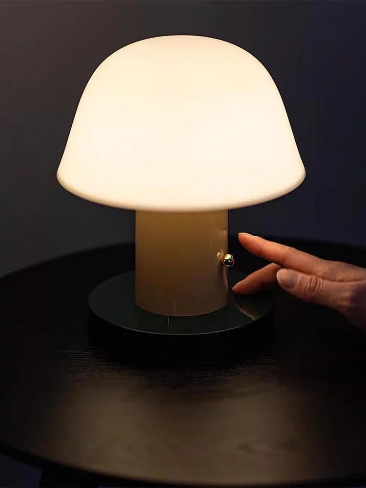 Nordic Danish Retro Small Table Lamp Charging Touch Desk Decoration Warm Atmosphere Mushroom Lamp Bedroom Bedside Lamp LED