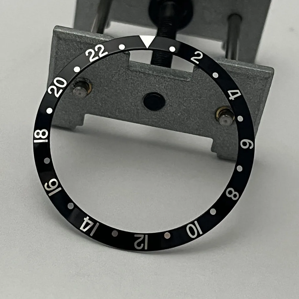 أدخل إطارًا من الألومنيوم باللون الأسود والأزرق والأخضر والأحمر مقاس 36 مم إلى ملحق حقيبة أوتوماتيكي مناسب للإطار