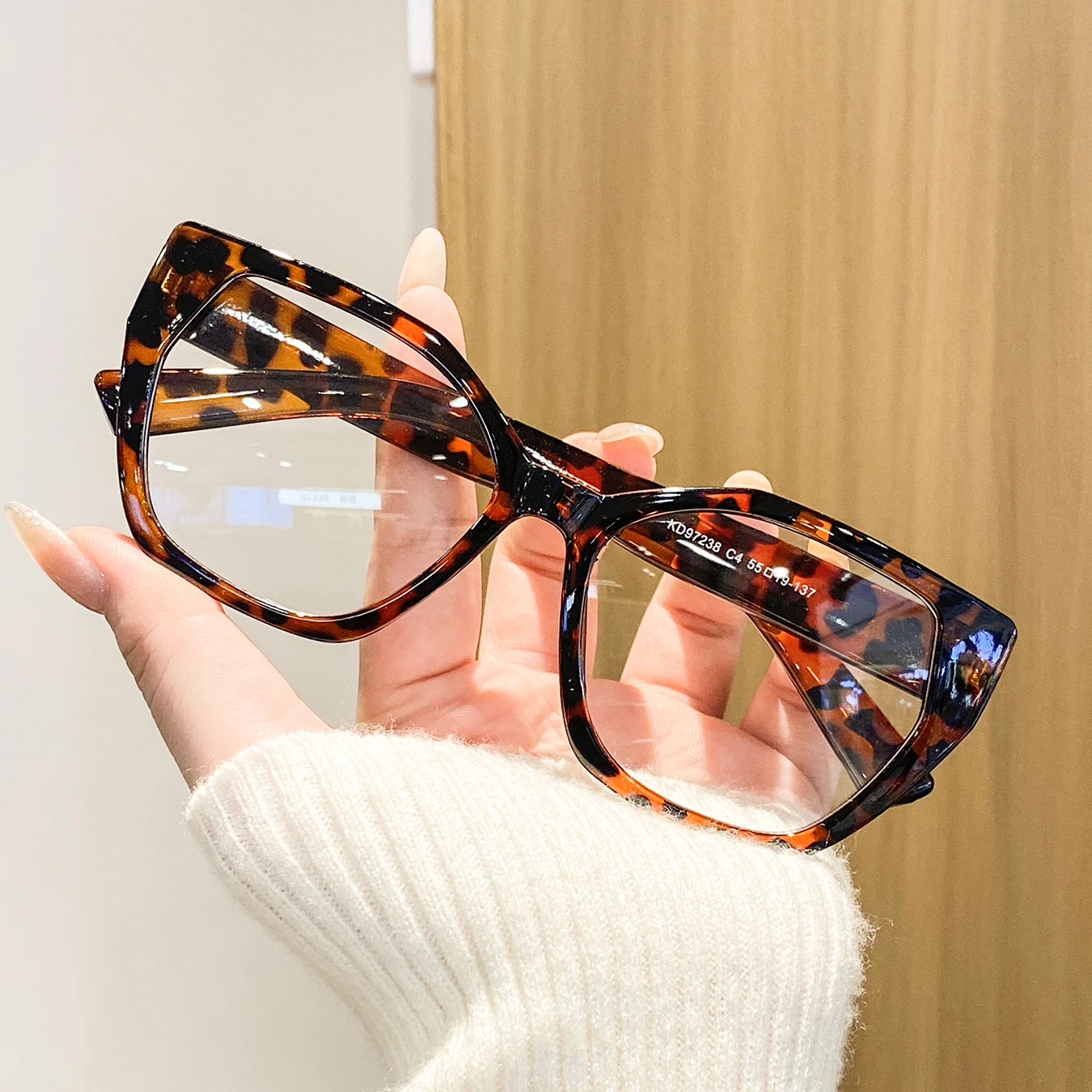 1 Pair of Women's Cat-Eye Full-Frame Fashion Non-Prescription Glasses, Avant-Garde and Chic, Contour-Enhancing, Stylish and Versatile Women's Glasses, Suitable for Unique Outfits, Outdoor Shoots, and Holiday Travel