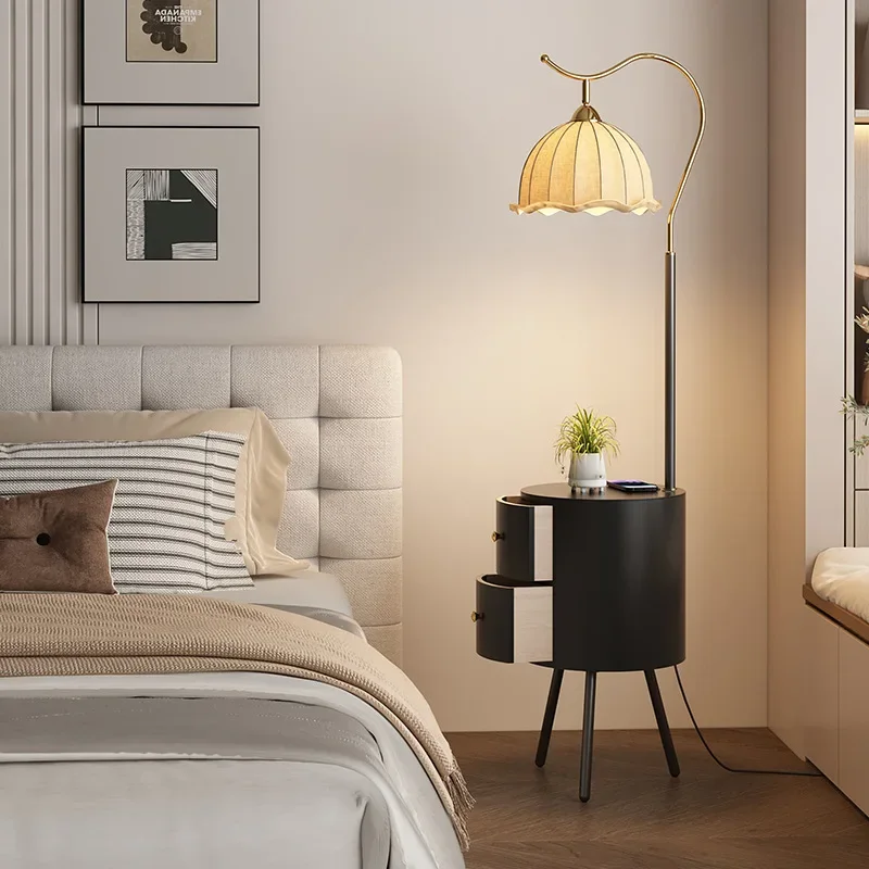 مصباح أرضي، غرفة معيشة، طاولة قهوة بجوار الأريكة، مصباح رأسي، غرفة نوم من الخشب الصلب